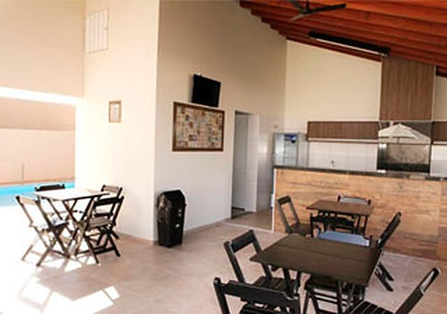 Área de lazer com churrasqueira e piscina